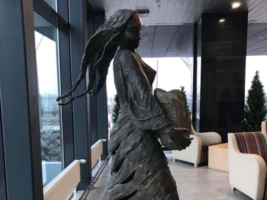 Statue of Linda