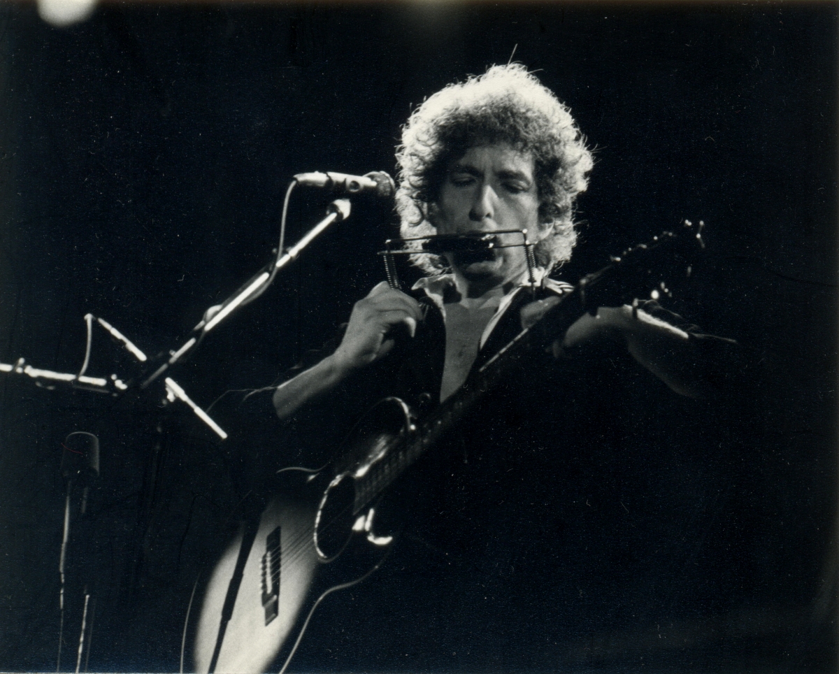 Bob Dylan playing the guitar.