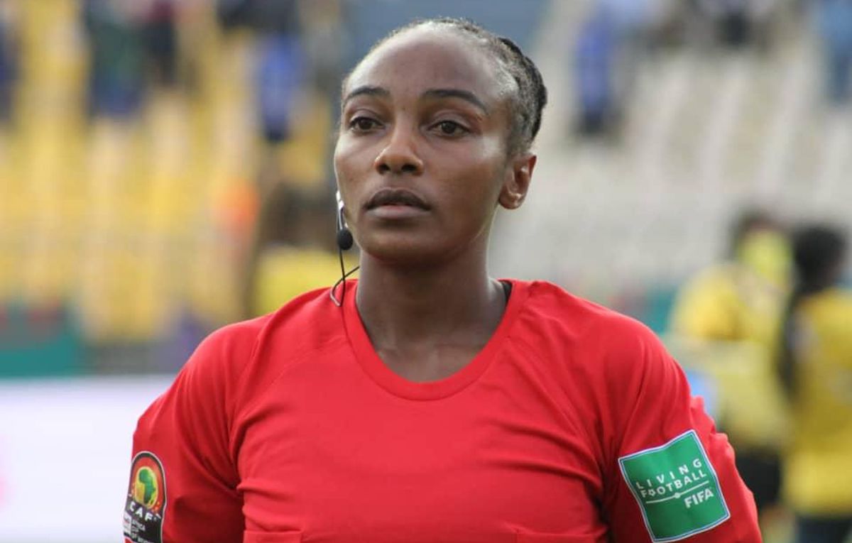 salima-mukansanga-officiating-the-zimbabwe-guinea-game-the-first-woman-to-officiate-a-match-in-the-africa-cup-of-nations