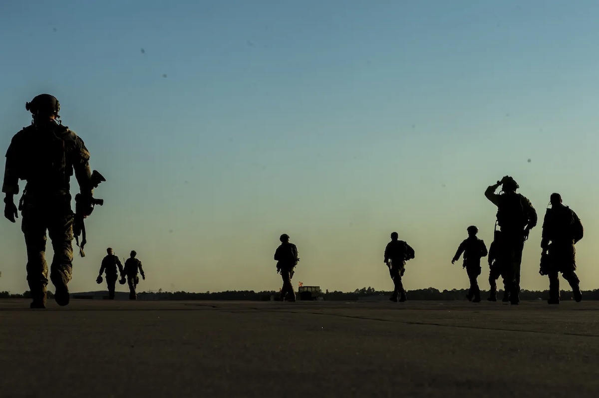 U.S. Soldiers with the 20th Special Forces Group walk on a flight line in Gulfport, Miss., May 5, 2014, during Emerald Warrior 2014.